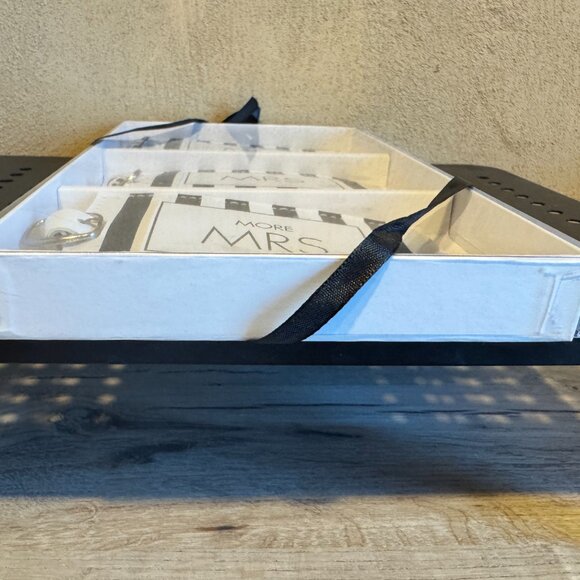 Francesca's Newlywed Luggage Tags. 3 Black & White Tags (Mr, Mrs, More Mrs) New - Picture 4 of 6